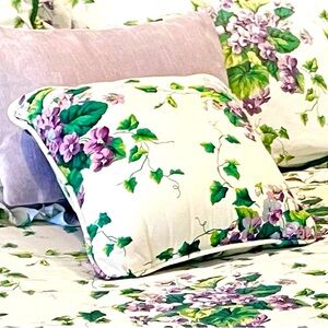 ⭐️Vintage⭐️ Waverly Garden Room Beautiful Fluffy Sweet Violets Throw Pillow
